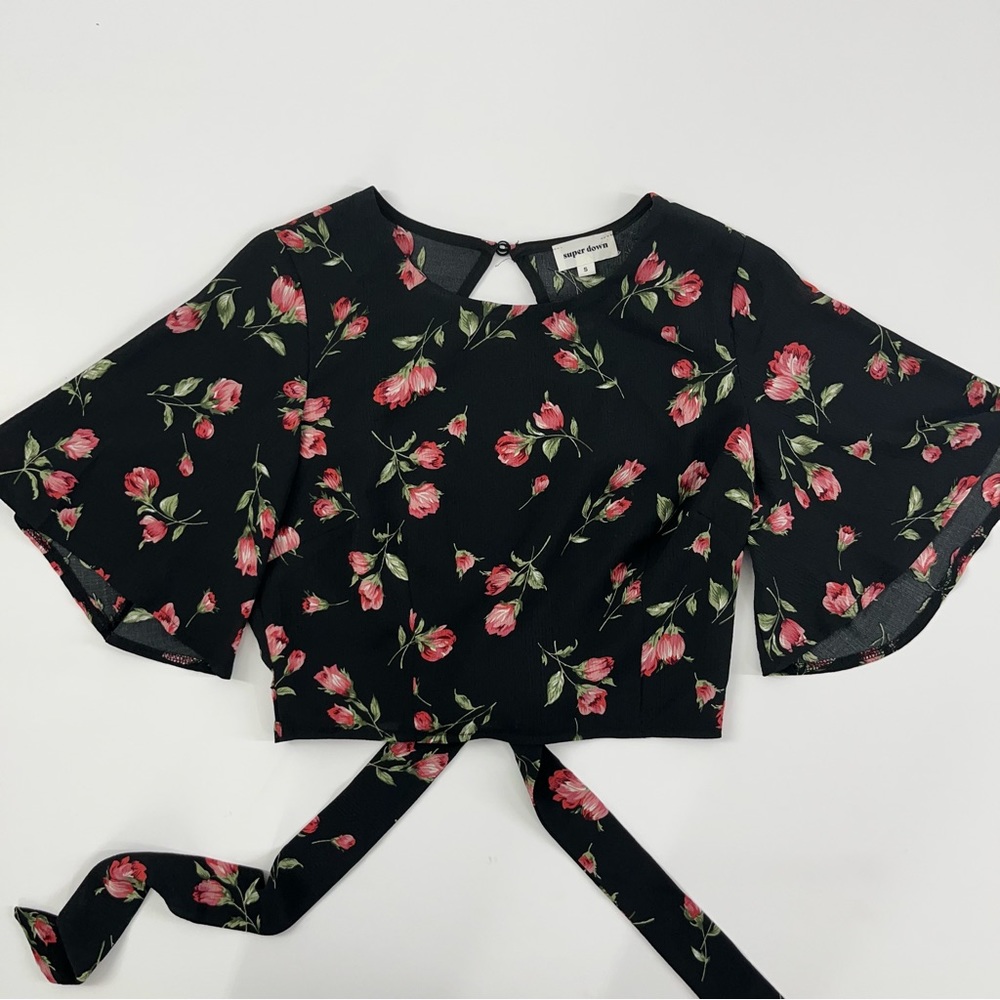 Superdown Cropped Flowy Top